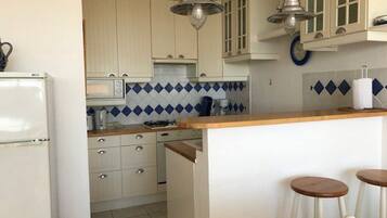 Refrigerador, microondas, horno, placa de cocina