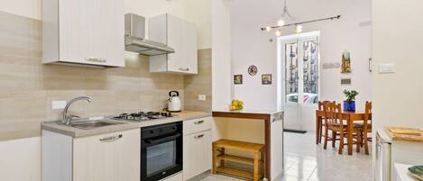 Een koelkast, een oven, een eettafel