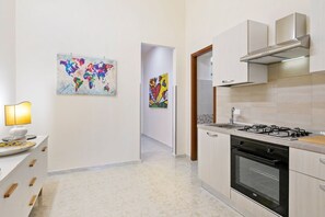 Een koelkast, een oven, een eettafel