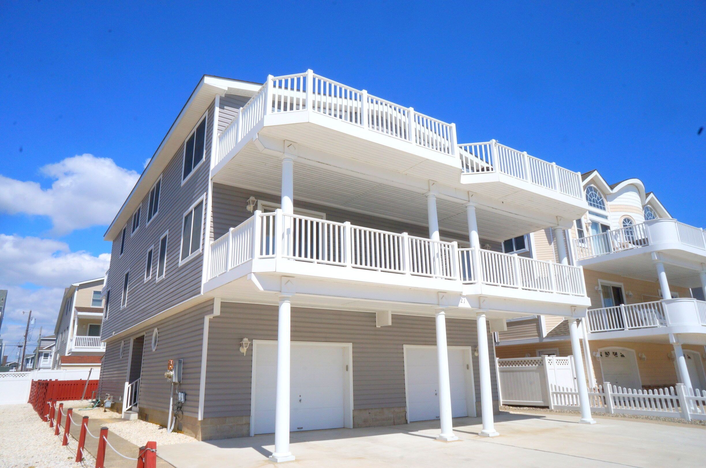 Beachblock townhouse. Nice residential street