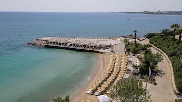 Privat strand, solstolar, parasoller och strandhanddukar