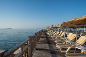 Plage privée, chaises longues, parasols, serviettes de plage