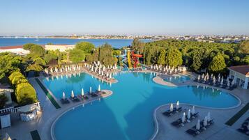 Innenpool, Außenpool (je nach Saison geöffnet), Sonnenschirme