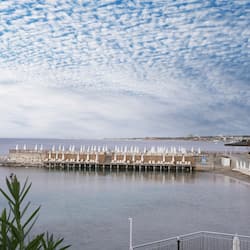 Aan een privéstrand, ligstoelen, parasols, strandlakens