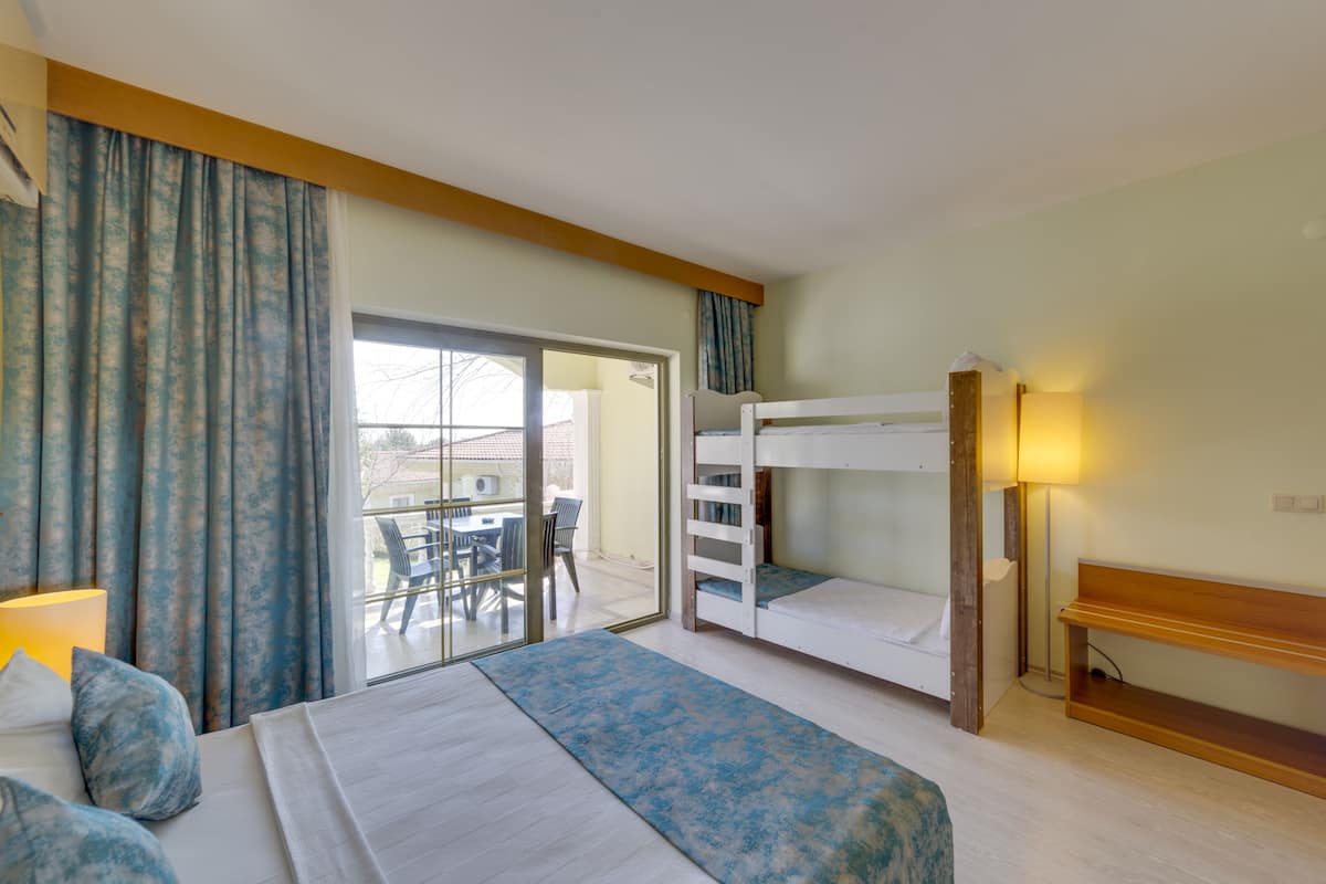 Club Shared Dormitory | 1 bedroom, minibar, in-room safe, soundproofing