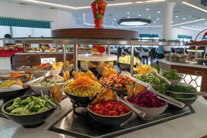 4 restaurantes, se sirve desayuno 