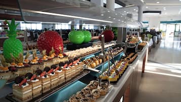 4 restaurants, breakfast served