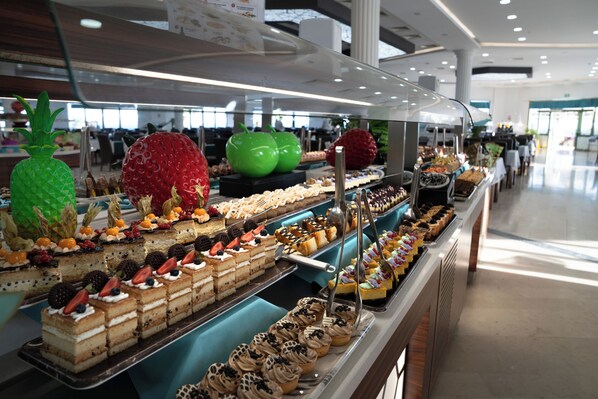 4 restaurants, breakfast served