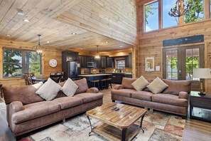 Smart TV, fireplace, DVD player - Luxury 4 Bedroom with King Bedroom Suites, Hot Tub, Theater, WiFi, Game Room! (Sevierville)