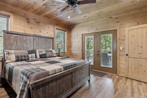 4 bedrooms, iron/ironing board, free WiFi, bed sheets - Luxury 4 Bedroom with King Bedroom Suites, Hot Tub, Theater, WiFi, Game Room! (Sevierville)