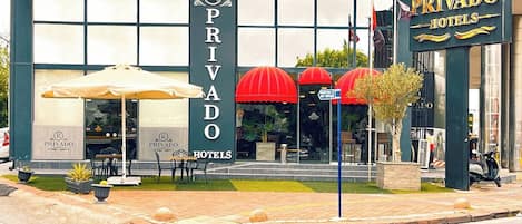 Un hotel con un letrero llamativo que dice "PRIVADO HOTELS".