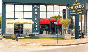 Un hotel con un letrero llamativo que dice "PRIVADO HOTELS".