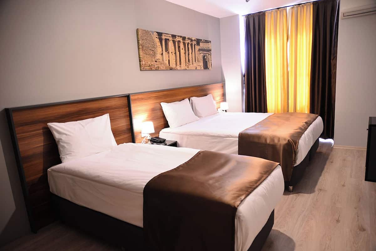 Ropa de cama hipoalergénica y caja de seguridad en la habitación