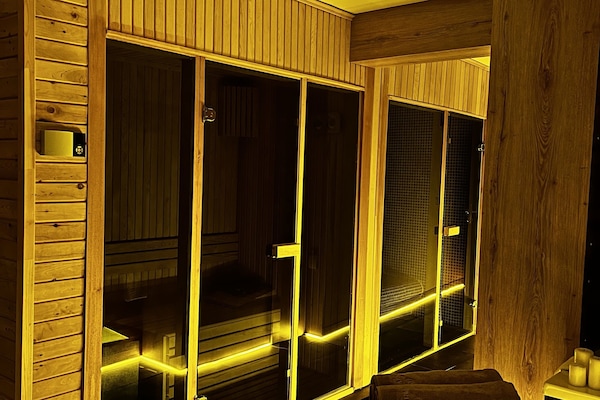 Ropa de cama hipoalergénica y caja de seguridad en la habitación