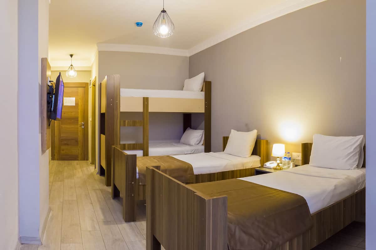 Ropa de cama hipoalergénica y caja de seguridad en la habitación