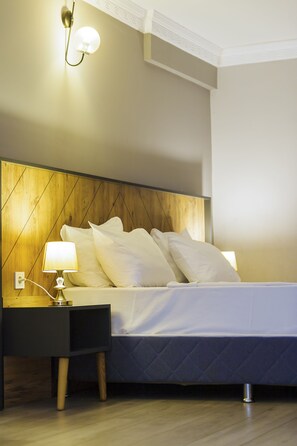 Family Duplex, 2 Bedrooms, Non Smoking, Ground Floor | Hypo-allergenic bedding, in-room safe, laptop workspace, blackout drapes