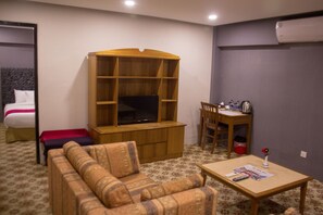 Suite studio Prestige | Aire de séjour | Téléviseur à DEL de 32 po avec télévision par câble, foyer