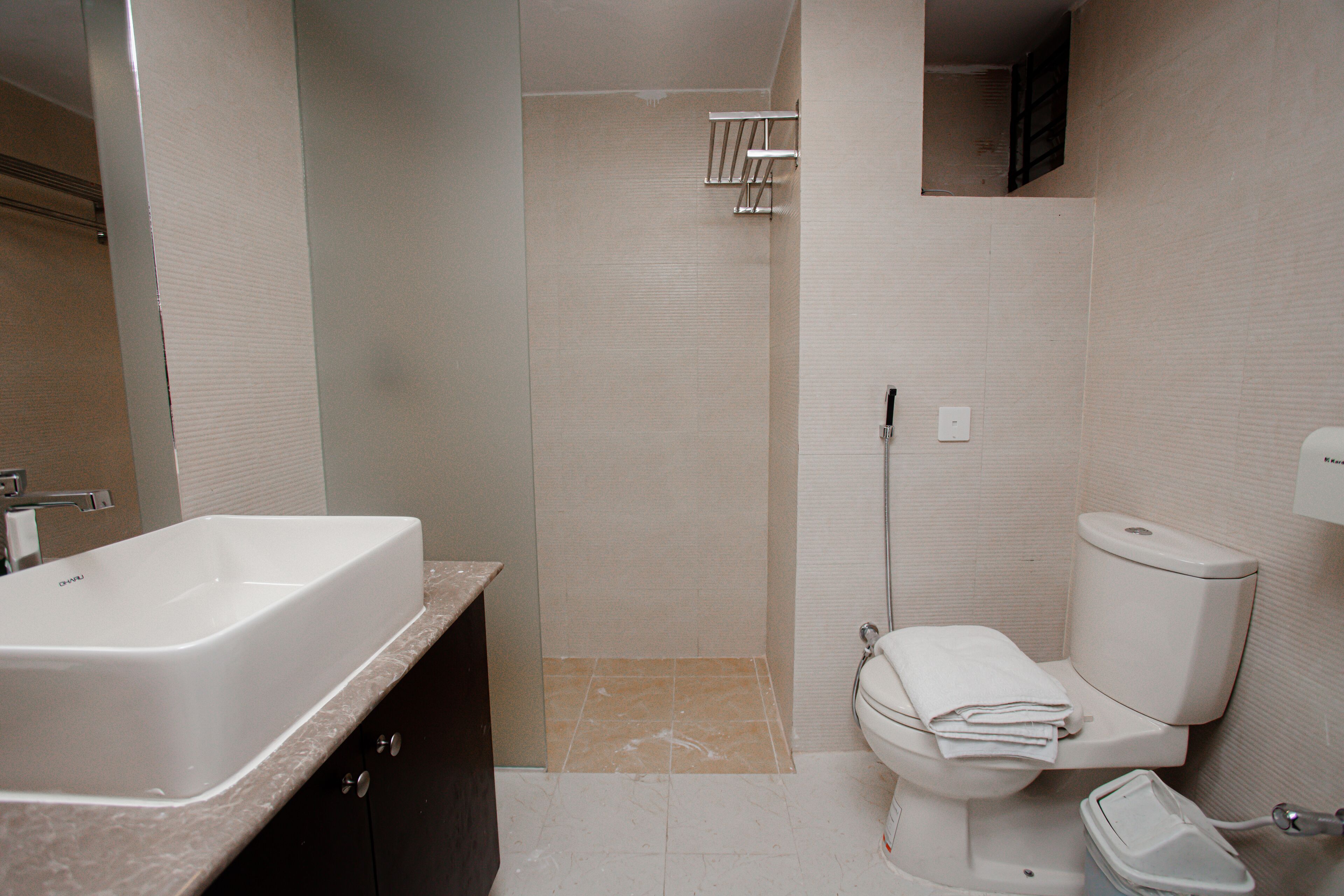 Premium-studiosuite | Badeværelse | Kombination af bruser/badekar, gratis toiletartikler, hårtørrer