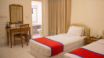 Kamar Twin Deluks | Tempat tidur Select Comfort, minibar, brankas, dan meja kerja