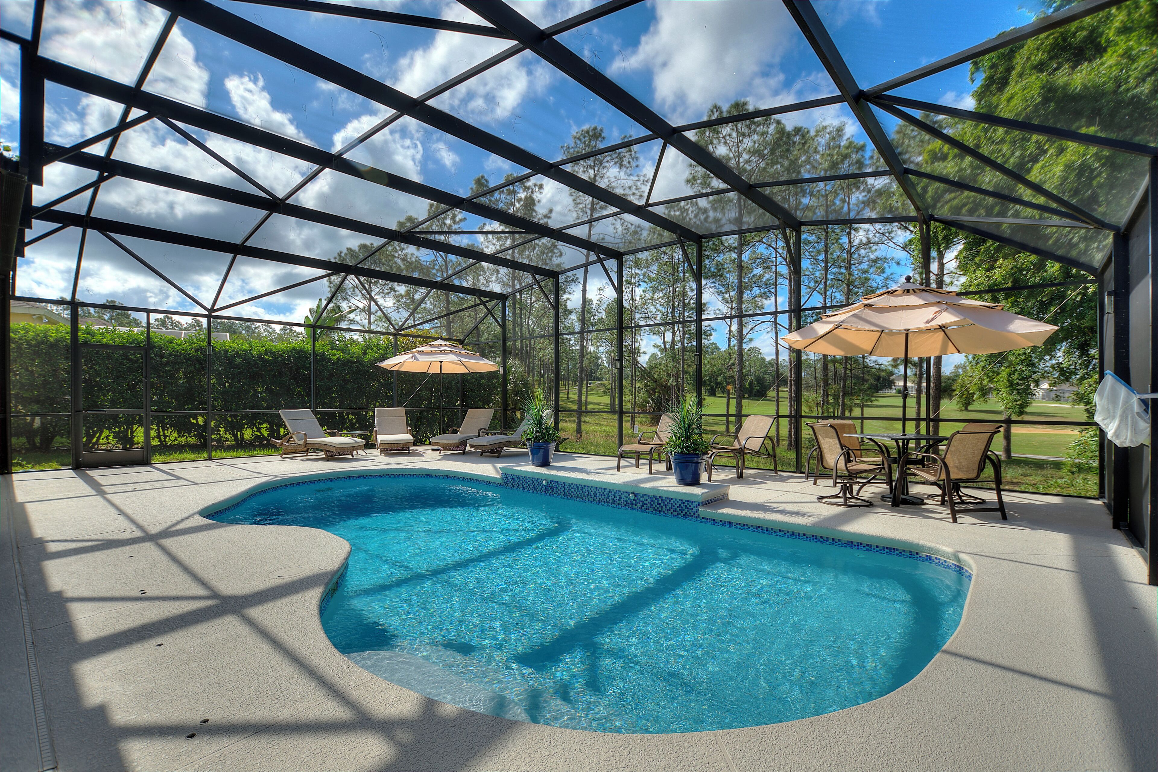 Een buitenzwembad en een verwarmd zwembad