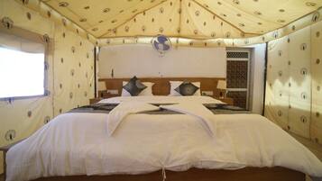 Tienda de lujo | Espacio para trabajar con un portátil y camas supletorias