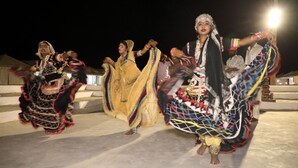 Un groupe de personnes exécutant une danse traditionnelle au cours d’une soirée.