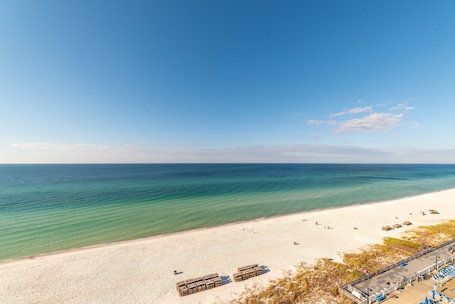 On the beach. Seas The Day Regency Towers 1122-Beachfront-Beautiful Decor. Fantastic Views!