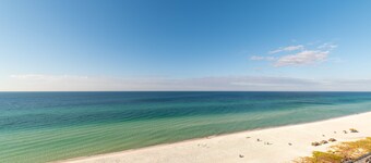 Seas The Day Regency Towers 1122-Beachfront-Beautiful Decor. Fantastic Views!