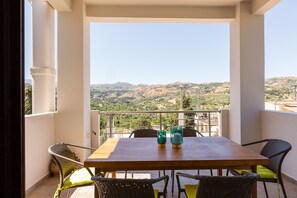 Outdoor dining - Stefanakos house,Next to all  amenities,Spili (Spili)