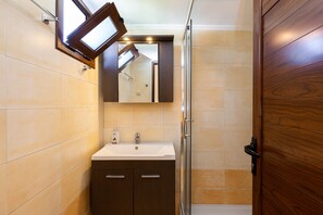 Douche, séchoir à cheveux, serviettes fournies, shampooing