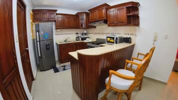 Réfrigérateur, micro-ondes, four, plaque de cuisson