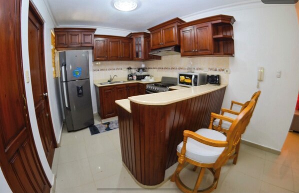 Geladeira, micro-ondas, fogão, cooktop