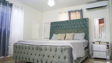 3 chambres, coffres-forts dans les chambres, bureau