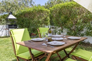 Outdoor dining - VISTA MONTE ( Francisca ). Apartment in residentail area near The beach. (Puerto Pollensa)