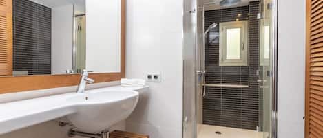 Douche, serviettes fournies