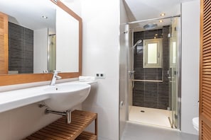 Douche, serviettes fournies
