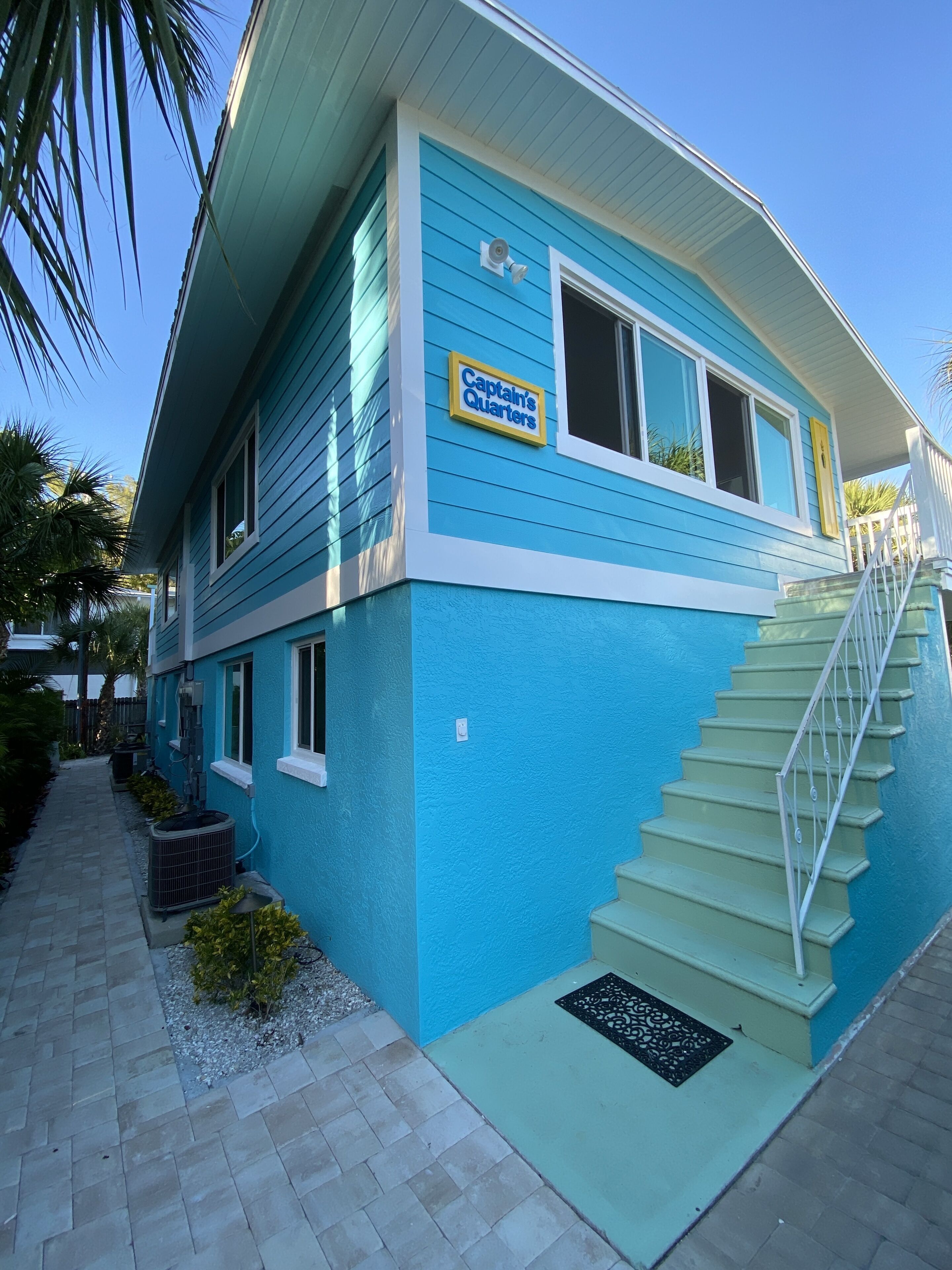Tropical Treehouse is Less than a 2 Minute walk to the beach...Walk or bike to r