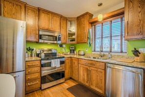 Fridge, microwave, oven, stovetop - 2BR Pet friendly BBQ Fire Pit in EastSide Colorado (Colorado Springs)