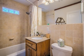 Douche, séchoir à cheveux, serviettes fournies, shampooing