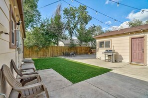 Outdoor dining - 2BR Pet friendly BBQ Fire Pit in EastSide Colorado (Colorado Springs)
