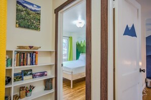 2 bedrooms, iron/ironing board, bed sheets
