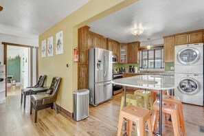 Fridge, microwave, oven, stovetop - 2BR Pet friendly BBQ Fire Pit in EastSide Colorado (Colorado Springs)