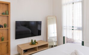 Appartement Confort, 1 chambre (1) | Rideaux d’obscurcissement, fer et planche à repasser