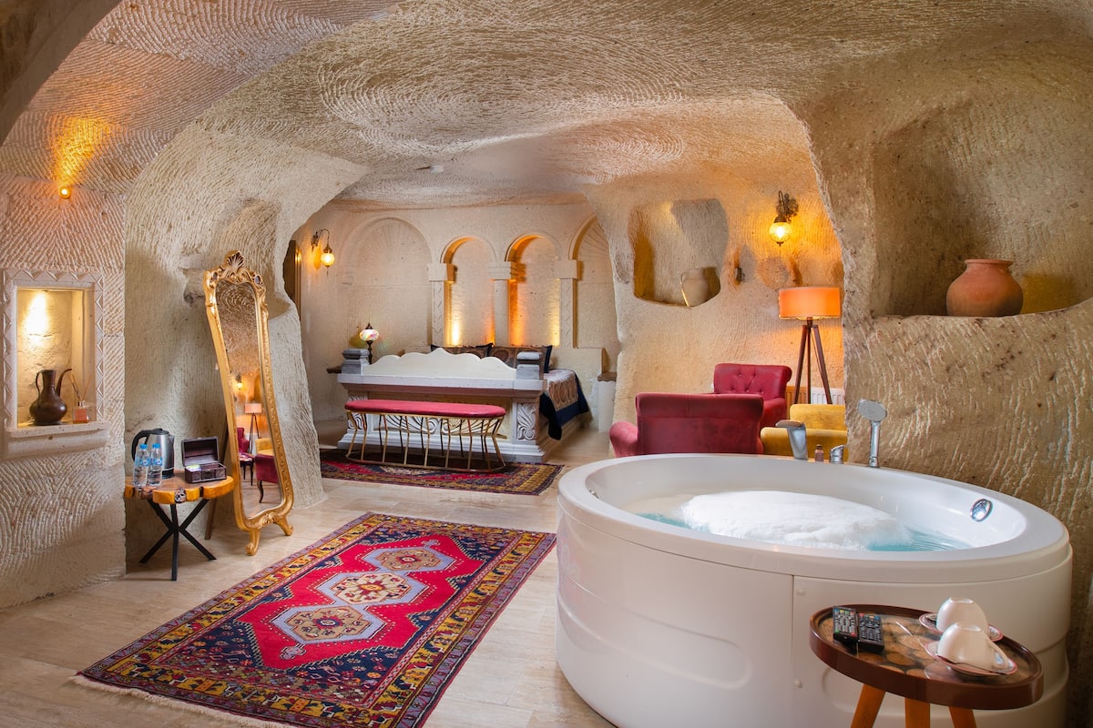 Jacuzzi Superior Suite | 1 bedroom, individually decorated, individually furnished, free WiFi