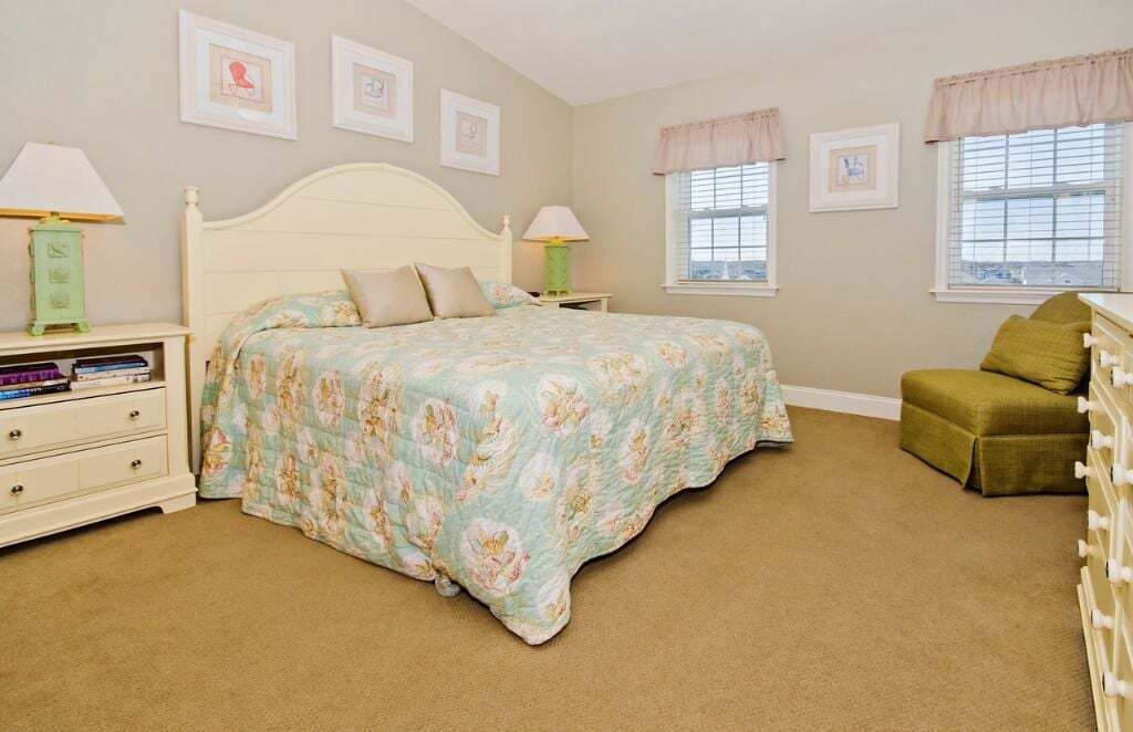 3 bedrooms, iron/ironing board, WiFi (free), bed sheets