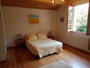 2 habitaciones, escritorio y tabla de planchar con plancha