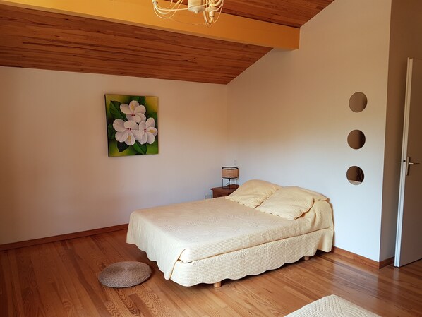 2 habitaciones, escritorio y tabla de planchar con plancha 