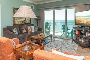 Smart TV, lettore DVD, tavolo da calcetto, libri