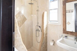 Executive Triple Room, Partial Sea View | Bathroom