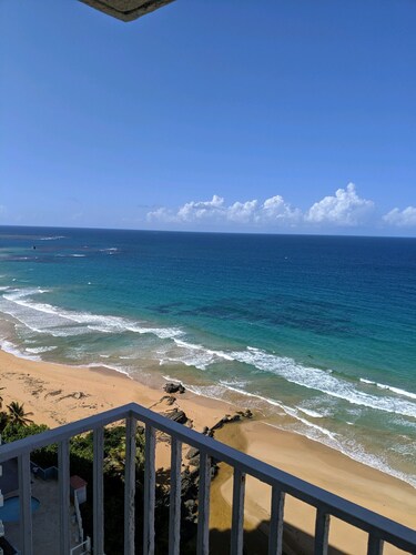 Oceanfront, Hear waves 24/7, 2 bedroom condo w full kitchen, Prime location